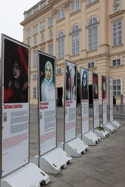 Women Against War (MQ Vorplatz, 9.12.2025 - 31.1.2026) Foto: eSeL.at - Lorenz Seidler