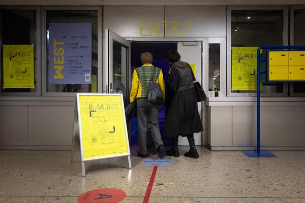 "X Frames per Space" (WEST Bibliothek, 8. - 14.11.25) Foto: eSeL.at - Lorenz Seidler