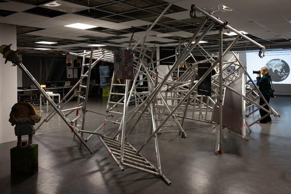 "X Frames per Space" (WEST Bibliothek, 8. - 14.11.25) Foto: eSeL.at - Lorenz Seidler