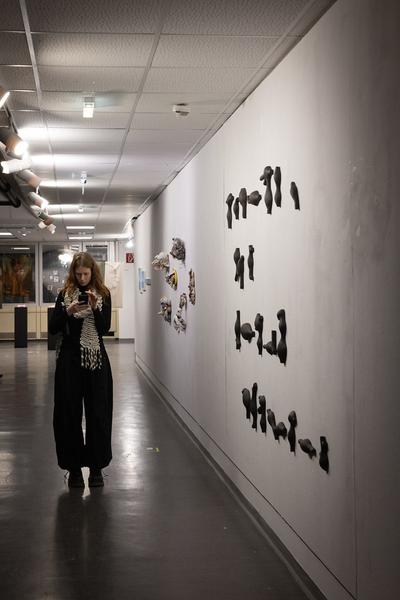 "X Frames per Space" (WEST Bibliothek, 8. - 14.11.25) Foto: eSeL.at - Lorenz Seidler