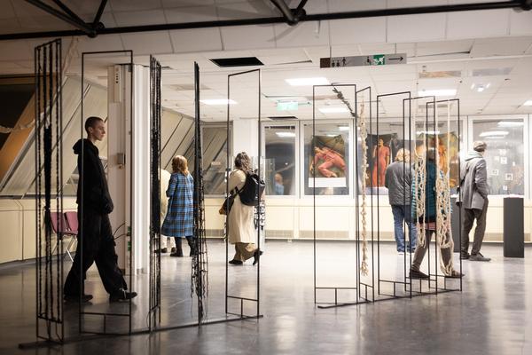 "X Frames per Space" (WEST Bibliothek, 8. - 14.11.25) Foto: eSeL.at - Lorenz Seidler