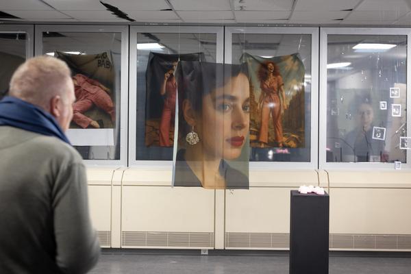 "X Frames per Space" (WEST Bibliothek, 8. - 14.11.25) Foto: eSeL.at - Lorenz Seidler