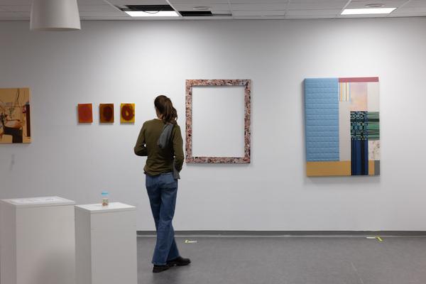 "X Frames per Space" (WEST Bibliothek, 8. - 14.11.25) Foto: eSeL.at - Lorenz Seidler