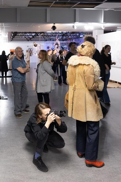 "X Frames per Space" (WEST Bibliothek, 8. - 14.11.25) Foto: eSeL.at - Lorenz Seidler